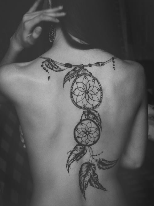 Tatuaje bello adorno en la espalda