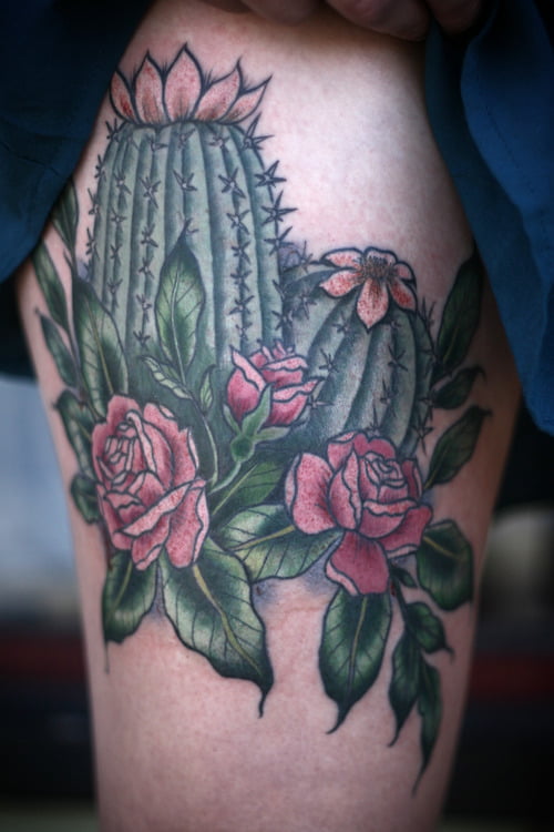 Tatuaje cactus en la pierna
