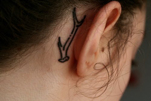 Tatuaje cornamenta detrás de la oreja
