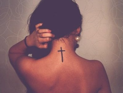 Tatuaje cruz en el cuello