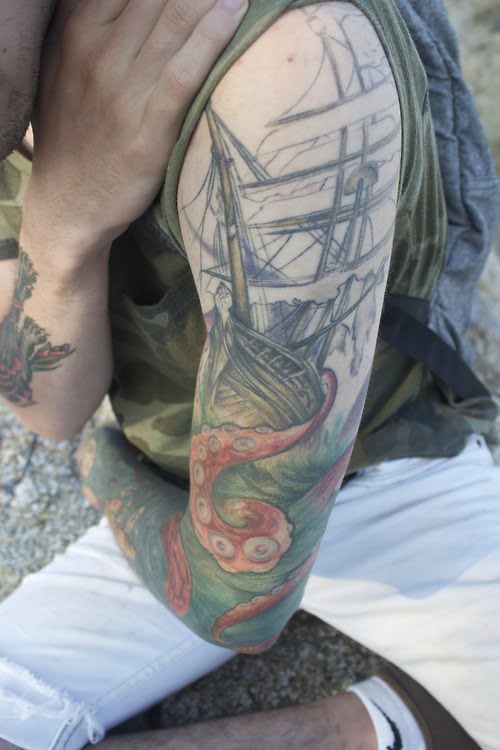 Tatuaje embarcación destruida en el brazo