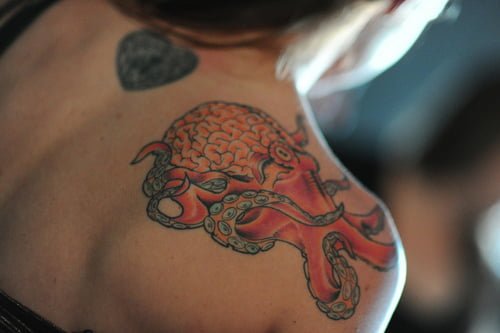 Tatuaje enorme pulpo en el hombro