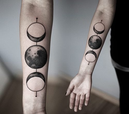 Tatuaje fases de la luna en el brazo