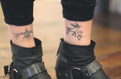 Tatuaje formas animales en la pierna