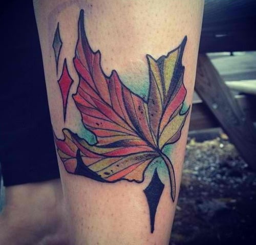 Tatuaje hoja de otoño en la pierna