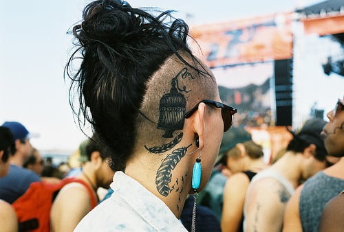Tatuaje jaula vacía en el cuello