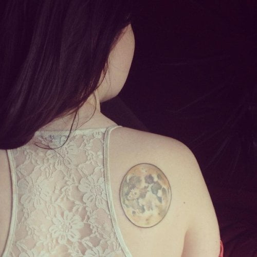 Tatuaje luna en el hombro