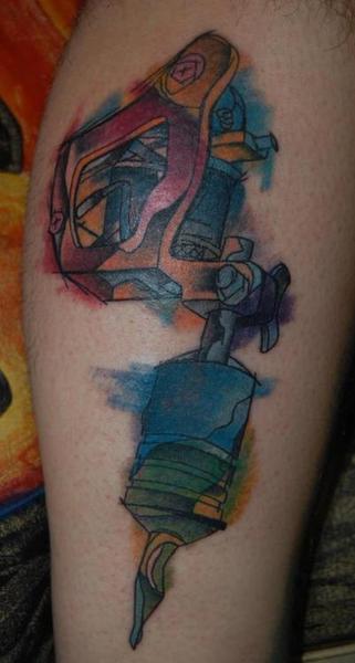 Tatuaje máquina tatuadora en el brazo