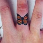 Tatuaje mariposa en la mano