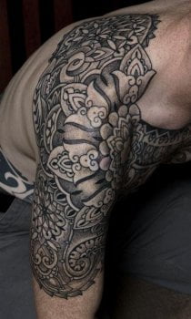 Tatuaje motivo floral en el hombro