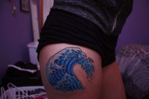 Tatuaje ola marina en el muslo
