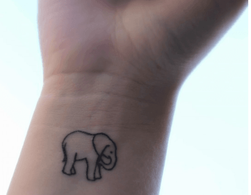 Tatuaje pequeño elefante en la muñeca