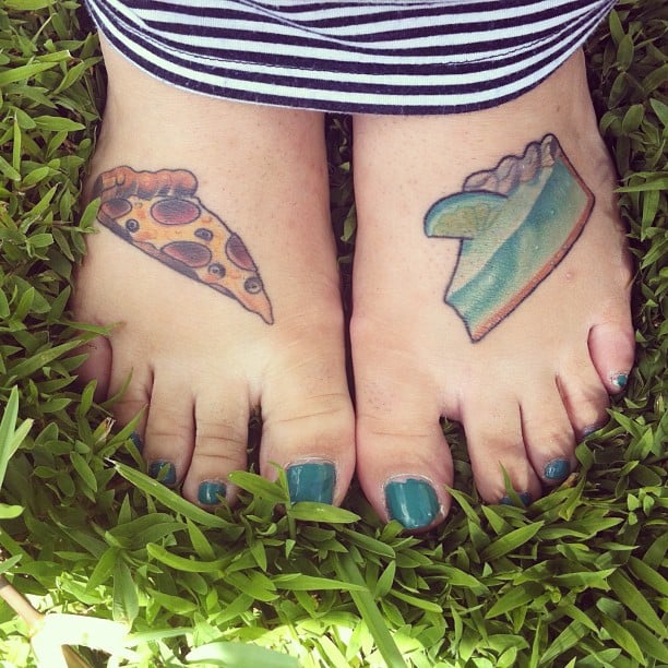 Tatuaje pizza y postre en los pies