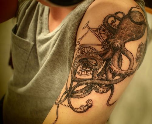 Tatuaje pulpo en el brazo