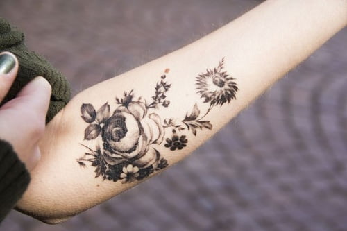 Tatuaje rara flor en el antebrazo