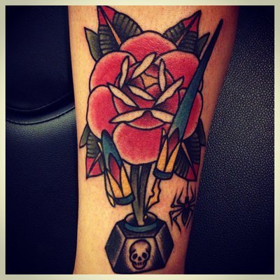 Tatuaje rosa y tintero en el brazo