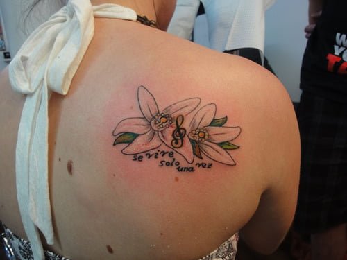 Tatuaje sólo se vive una vez en el hombro