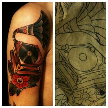 Tatuaje tocadiscos en el brazo