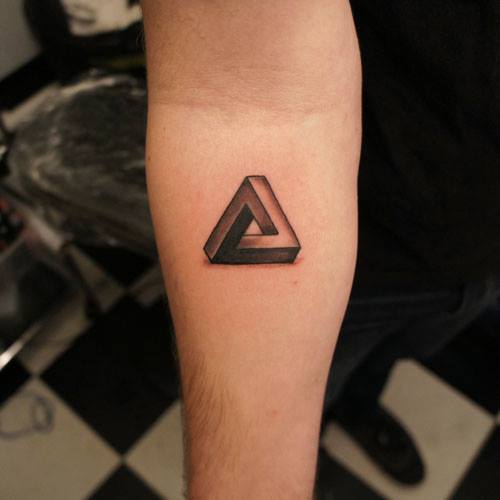 Tatuaje triángulo imposible