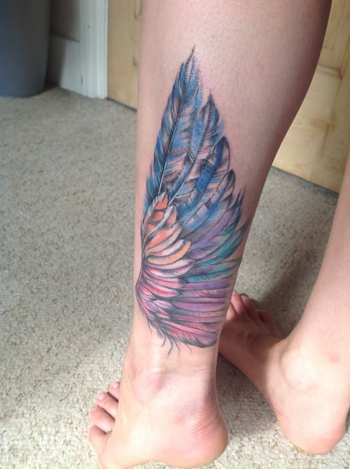 Tatuaje ala en la pierna