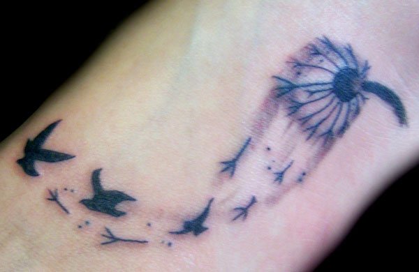 Tatuaje diente de león en el brazo