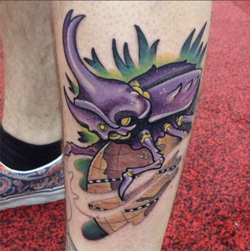 Tatuaje escarabajo en la pierna