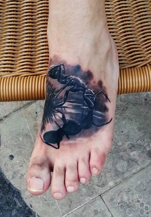 Tatuaje hormiga bebiendo agua en el pie