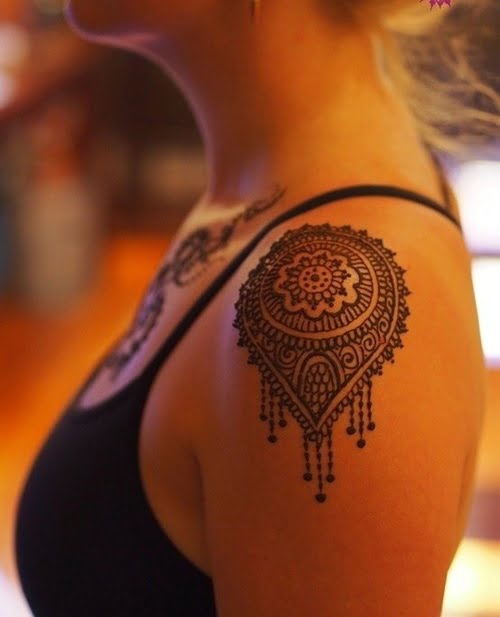 Tatuaje mandala en el hombro