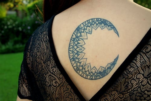 Tatuaje mandala lunar en la espalda