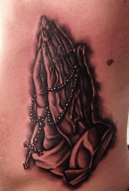 Tatuaje de manos en oración - Tatuajesxd