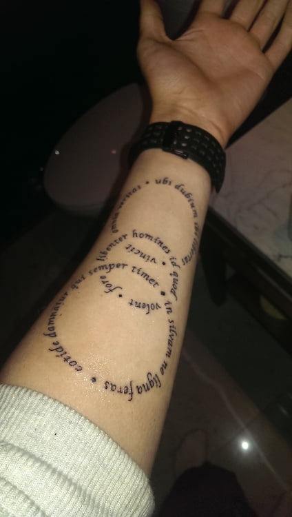Tatuaje con texto en el brazo