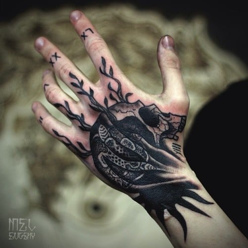 Tatuaje de cráneo en la mano