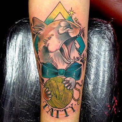 Tatuaje de gato con pajarita