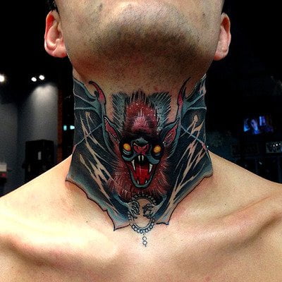 Tatuaje murciélago garganta