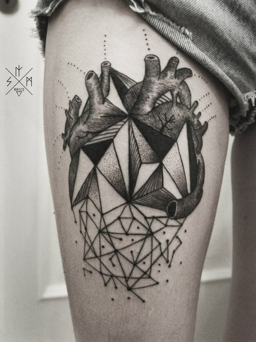 Tatuaje corazón pierna