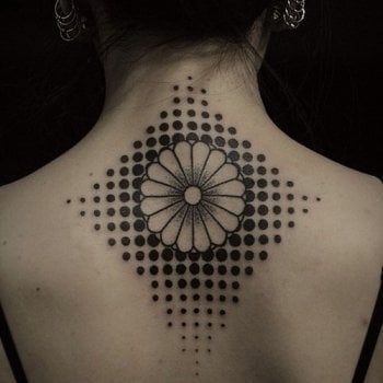 Tatuaje flor espalda