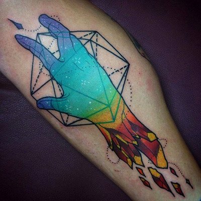 Tatuaje mano multicolor