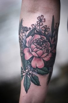 Tatuaje rosa brazo