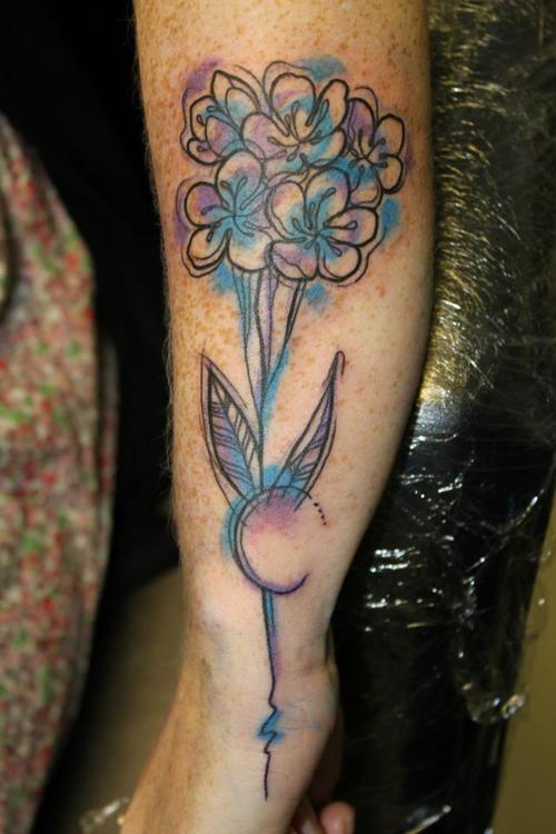 Tatuaje flores azules brazo