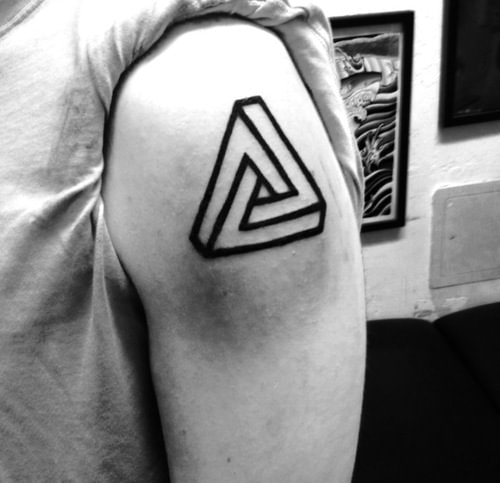 Tatuaje triángulo imposible