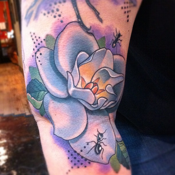 Tatuaje flor homigas