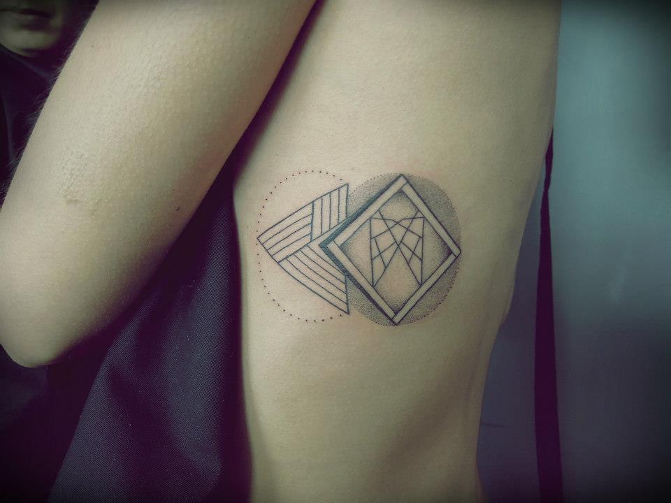 Tatuaje gométrico costado