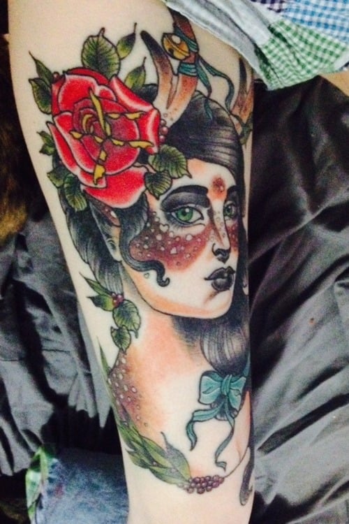 Tatuaje mujer ciervo