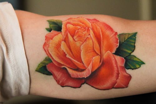 Tatuaje rosa brazo
