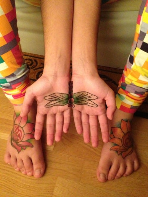 Tatuaje Libelula manos