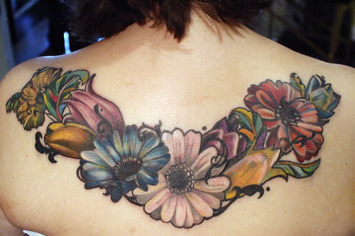 Tatuaje girnalda flores