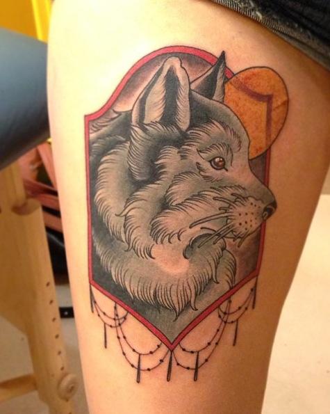 Tatuaje lobo pierna