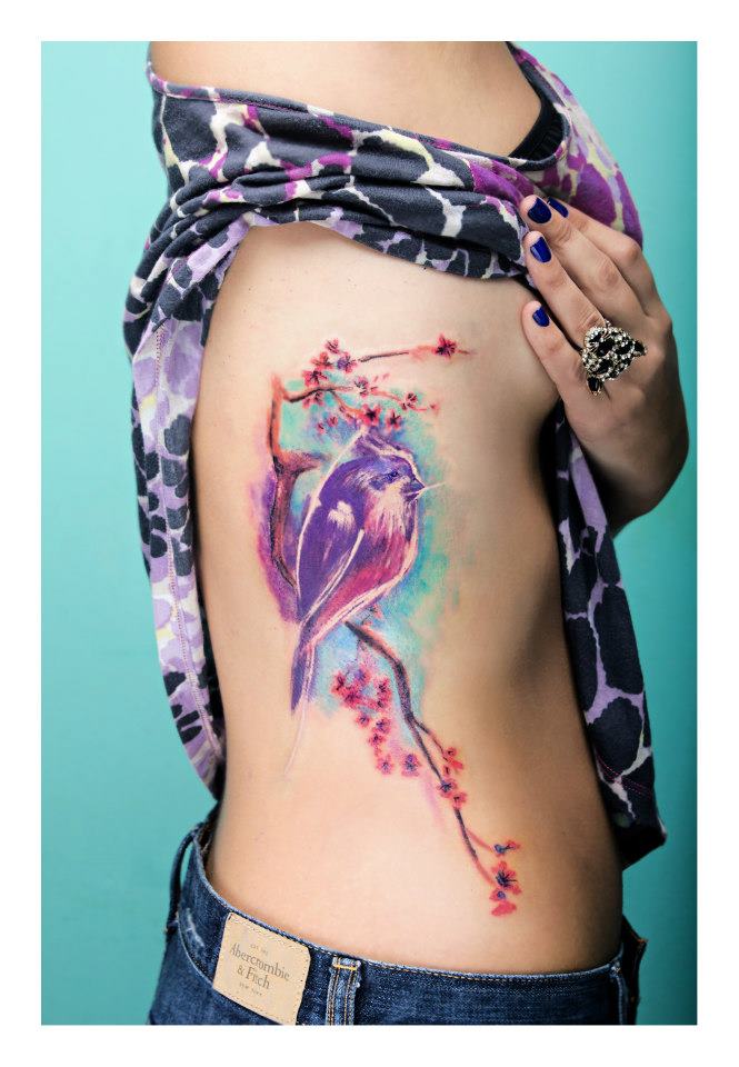 Tatuaje pájaro morado