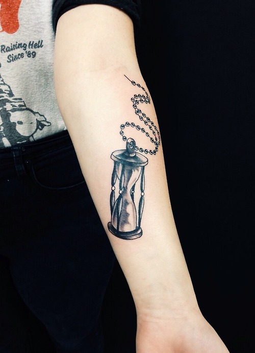 Tatuaje reloj arena