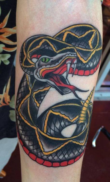 Tatuaje serpiente negra y amarilla